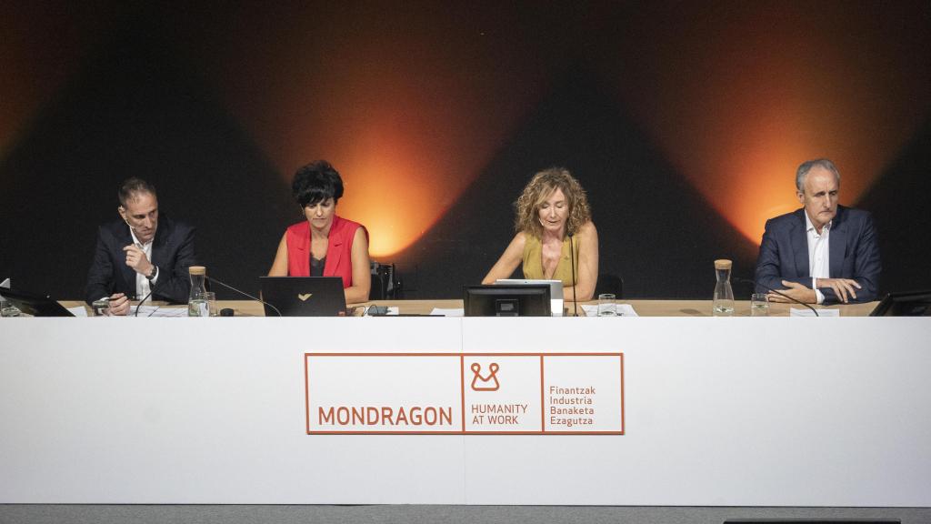 Pello Rodríguez, a la izquierda, en el congreso de Mondragon celebrado este miércoles en Vitoria / Europa Press