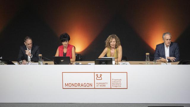 Pello Rodríguez, a la izquierda, en el congreso de Mondragon celebrado este miércoles en Vitoria / Europa Press