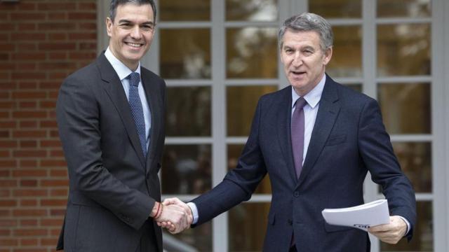 Pedro Sánchez y Alberto Núñez Feijóo en el Palacio de la Moncloa a 13 de marzo de 2025