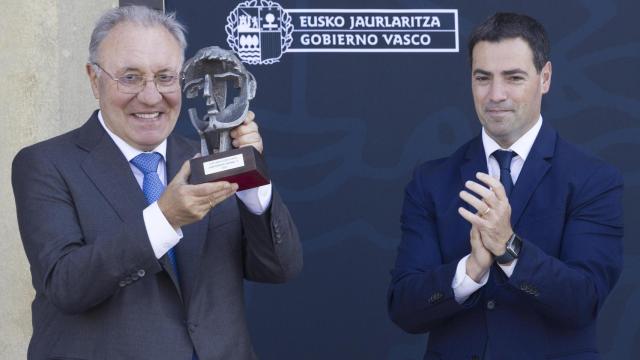 El lehendakari, Imanol Pradales (i), y el consejero vasco de Industria, Mikel Jauregi (d), han hecho entrega del 25 premio Joxe Mari Korta al industrial José Jainaga por su trayectoria empresarial este jueves, en San Sebastian. EFE/Javier Etxezarreta