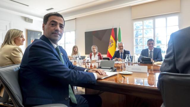 Imanol Pradales, en primer término con el presidente Pedro Sánchez al fondo / Alberto Ortega Europa Press