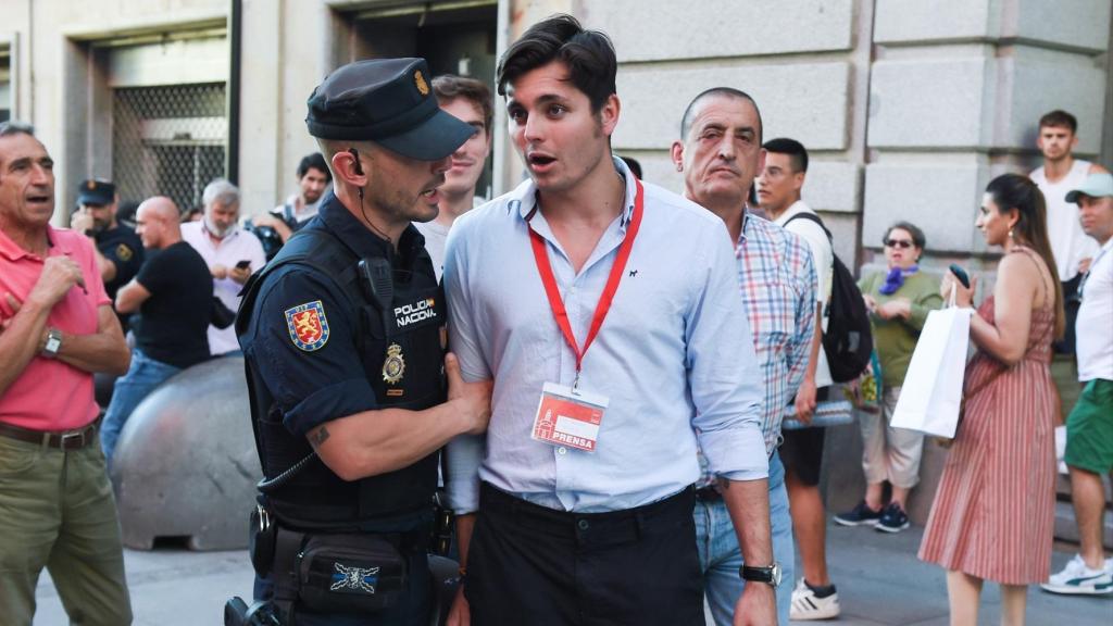 Varios manifestantes se enfrentan al periodista Vito Quiles, durante la concentración en Madrid contra Milei, a 21 de junio de 2024