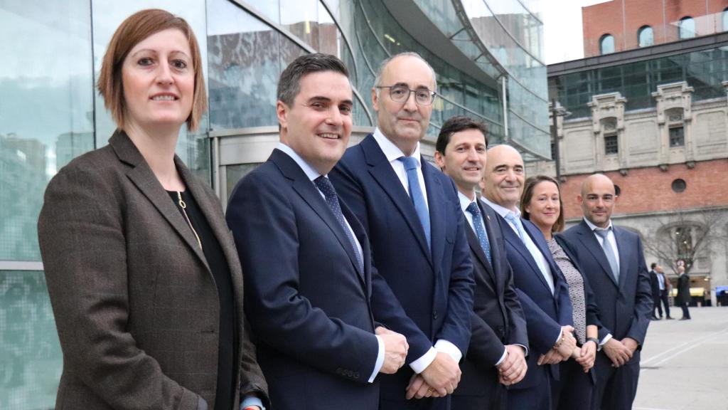 Foto de familia de Jauregi y D'Anjou con Eric Arana, de Arania Grupo, en el centro, acompañados entre otros por Arrate Aranbarri y Amaya del Villar / Irekia