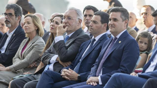 El empresario José Antonio Jainaga junto al lehendakari, Imanol Pradales, y el consejero de Industria, Mikel Jauregi.