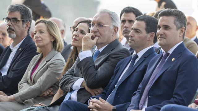 José Jainaga, sentado junto a Imanol Pradales antes de recibir el premio Korta en San Sebastián / Arnaitz Rubio / Europa Press