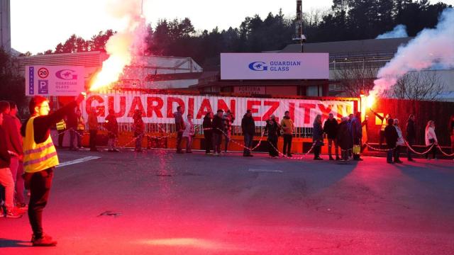 Decenas de personas durante la cadena humana y manifestación contra el cierre de la empresa, a 31 de enero de 2025, en Llodio