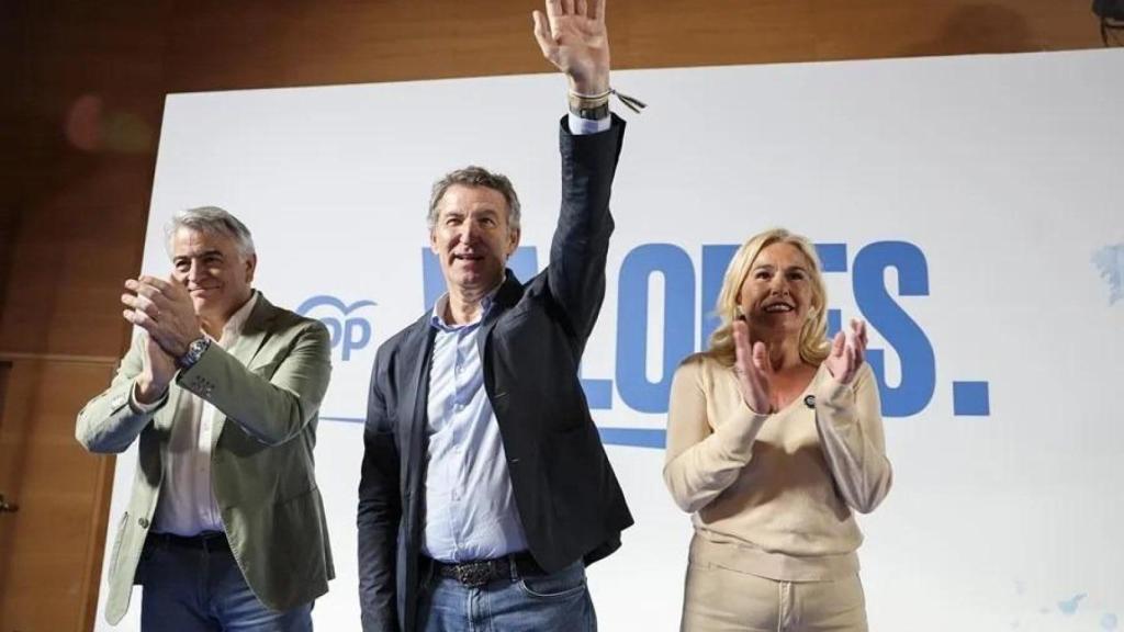 El líder del PP, Alberto Núñez Feijóo, acompañado por el presidente del PP Vasco, Javier de Andrés, y de la secretaria del PP Vasco, Esther Martín