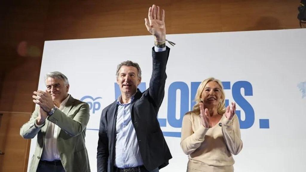 El líder del PP, Alberto Núñez Feijóo, acompañado por el presidente del PP Vasco, Javier de Andrés, y de la secretaria del PP Vasco, Esther Martín