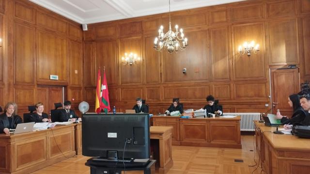 Primera sesión del juicio a un monitor de surf por abusos a menores en la Sección Tercera de la Audiencia de Gipuzkoa. / Imagen de Archivo