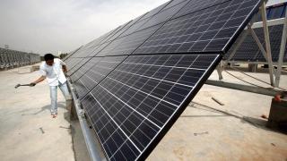 Imagen de archivo de la instalación de una planta solar