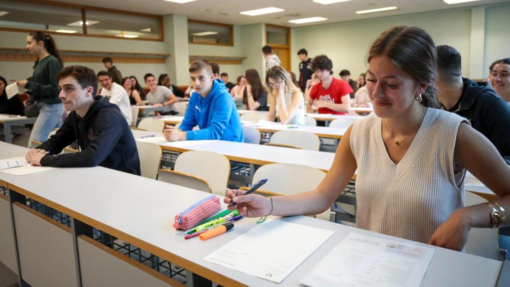 Estudiantes preparados para realizar las pruebas para el Acceso a la Universidad (EBAU) celebradas en junio pasado en los tres campus de la Universidad del País Vasco (UPV/EHU). EFE/Luis Tejido