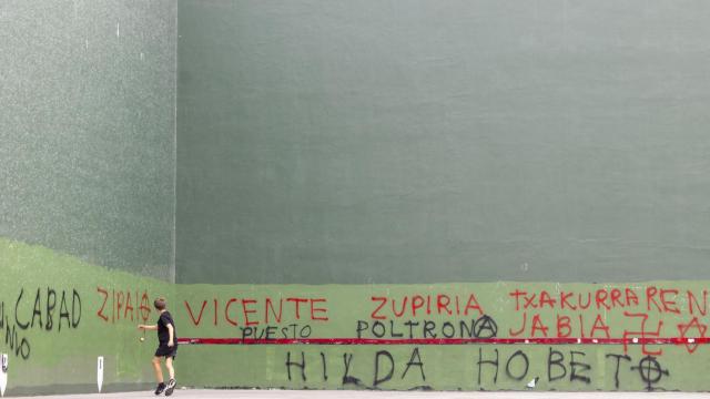 Vista del frontón de Hernani (Gipuzkoa) donde han aparecido este sábado pintadas contra la Ertzaintza y el consejero vasco de Seguridad del Gobierno vasco, Bingen Zupiria