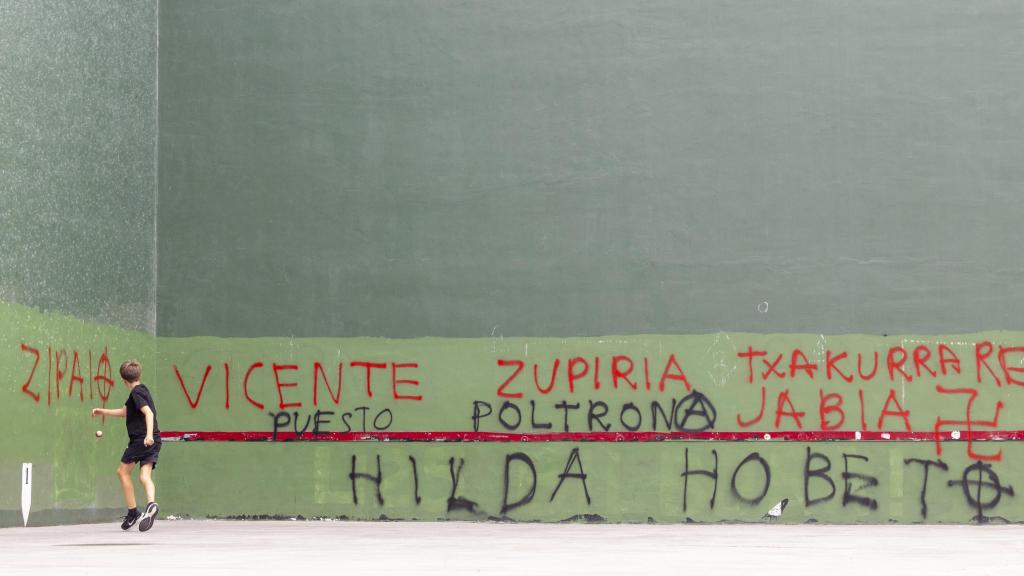 Vista del frontón de Hernani (Gipuzkoa) donde han aparecido este sábado pintadas contra la Ertzaintza y el consejero vasco de Seguridad del Gobierno Vasco, Bingen Zupiria