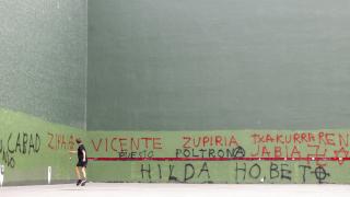 Vista del frontón de Hernani (Gipuzkoa) donde han aparecido este sábado pintadas contra la Ertzaintza y el consejero vasco de Seguridad del Gobierno Vasco, Bingen Zupiria