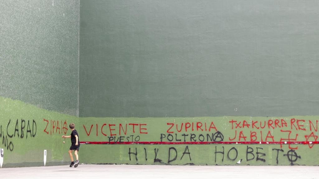 Vista del frontón de Hernani (Gipuzkoa) donde han aparecido este sábado pintadas contra la Ertzaintza y el consejero vasco de Seguridad del Gobierno vasco, Bingen Zupiria