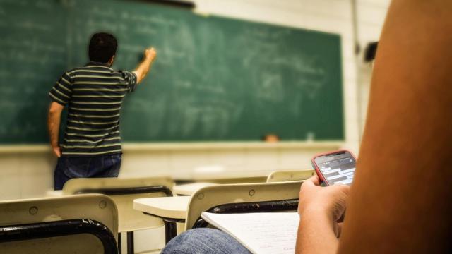 Un profesor imparte clase en un instituto.