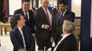 Mikel Jauregi, Anton Arriola y José Antonio Jainaga, hablan con Pello Rodríguez Zabaleta, (i) y Emiliano López Atxurra en el 'Forum Europa. Tribuna Euskadi'.