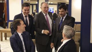 Mikel Jauregi, Anton Arriola y José Antonio Jainaga, hablan con Pello Rodríguez Zabaleta, (i) y Emiliano López Atxurra en el 'Forum Europa. Tribuna Euskadi'.