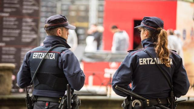 Agentes de la Ertzaintza en labores de vigilancia