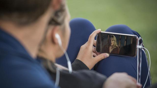 Una pareja viendo el móvil