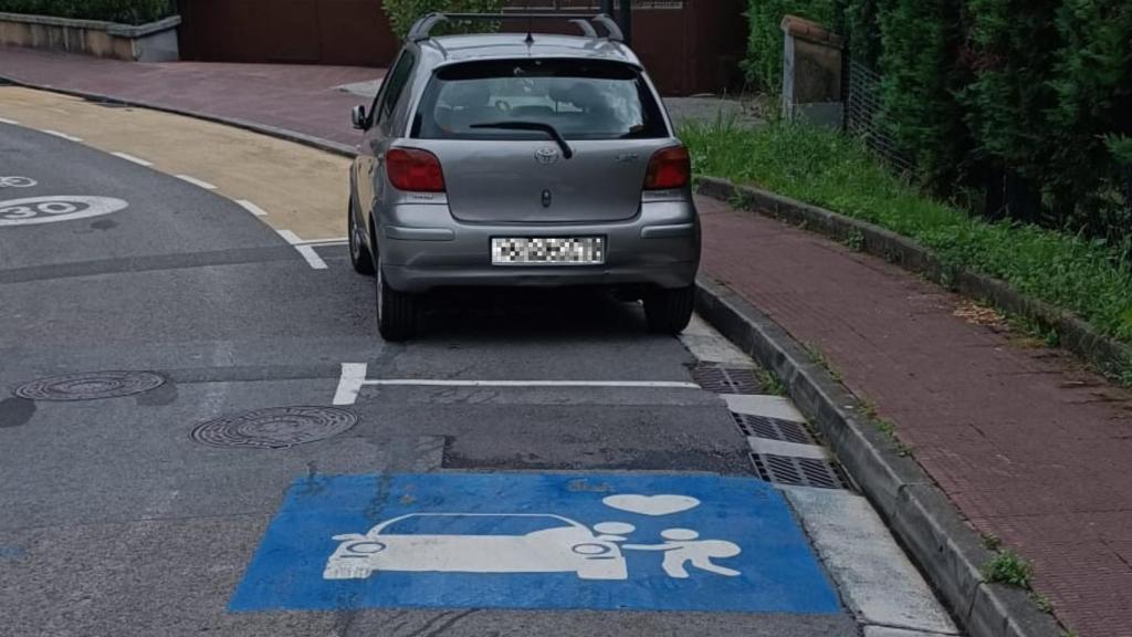 Aparcamientos dedicado a las familias que llevan al colegio en coche a su hijos / X