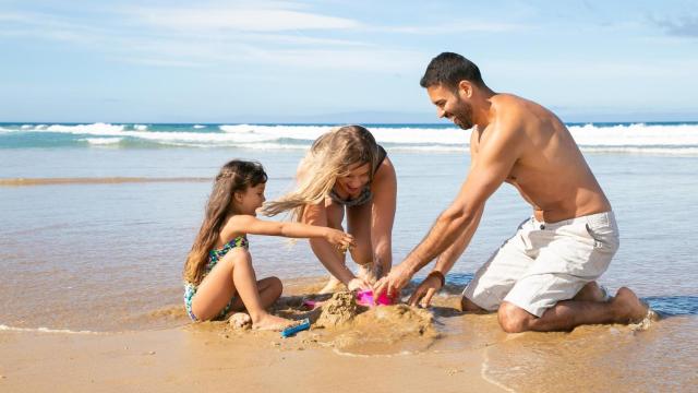 Familia de vacaciones en la playa / Freepik