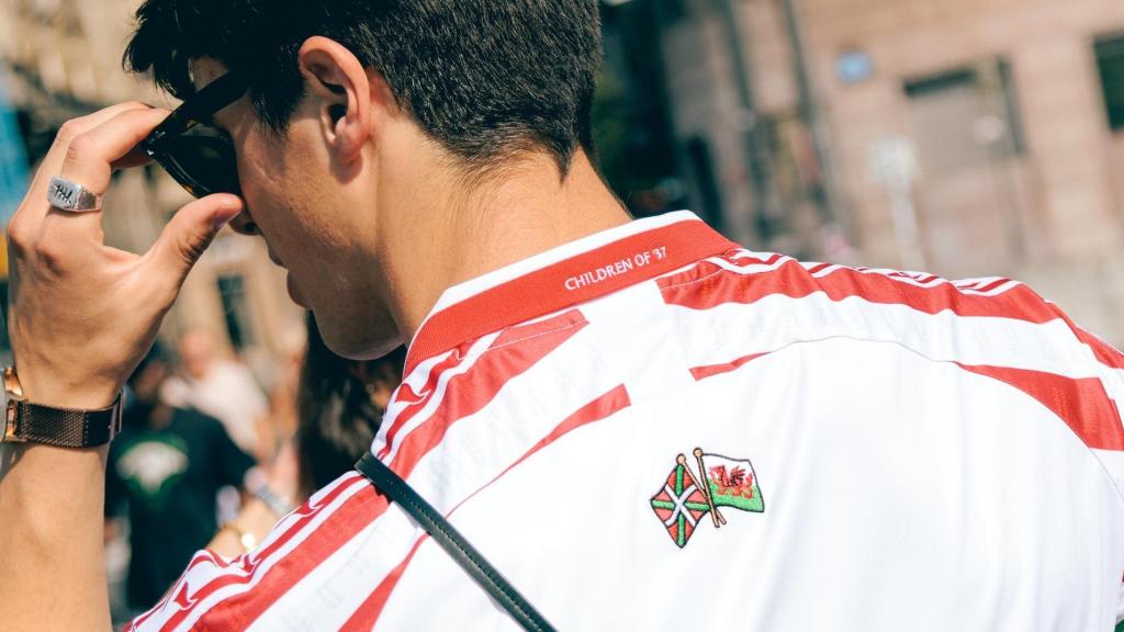 La ikurriña y la bandera de gales en la camiseta