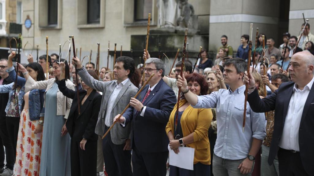 Juan Mari Aburto entre los alcaldes que protestan por la sentencia del Tribunal Supremo sobre el uso del euskera en las instituciones