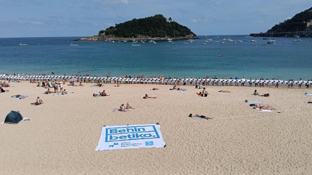 Movilización de Sare y Etxerat en la playa de La Concha
