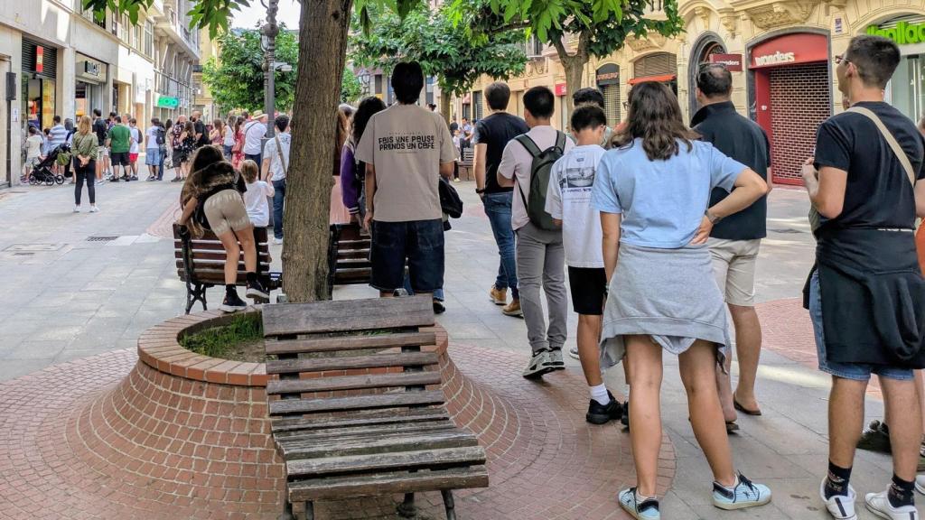 Cientos de personas acuden a la apertura de la primera tienda Lego de Bilbao