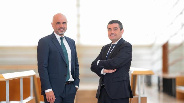 El director, Xabier Egibar, junto al presidente, Adolfo Plaza.