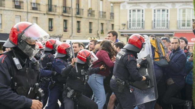 Cargas de la Ertzaintza contra una acampada de GKS en Vitoria.