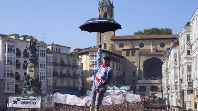 La bajada de Celedón este lunes ha dado comienzo a las Fiestas de la Blanca de la capital alavesa.