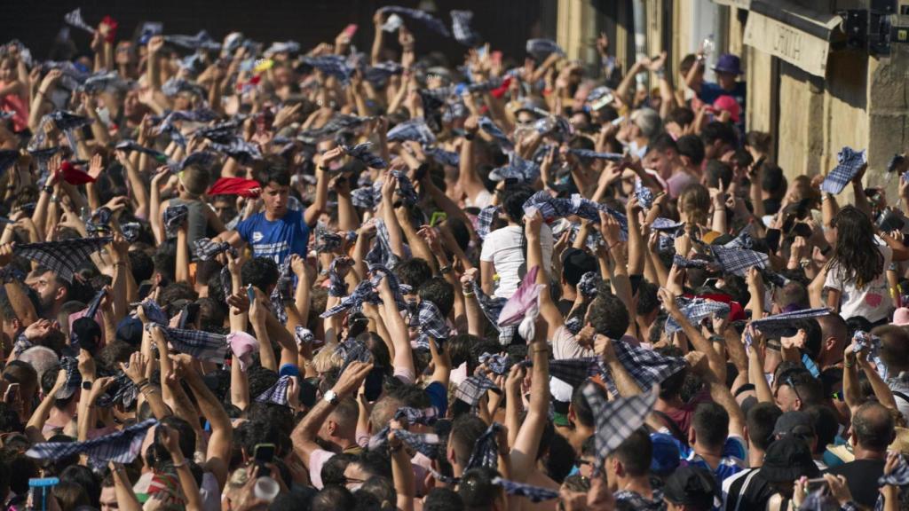 La bajada de Celedón este lunes ha dado comienzo a las Fiestas de la Blanca de la capital alavesa.