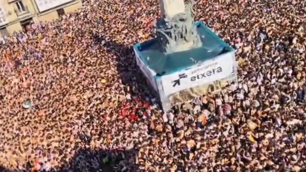 Imagen de la bajada del Celedón con una pancarta a favor de los presos etarras.