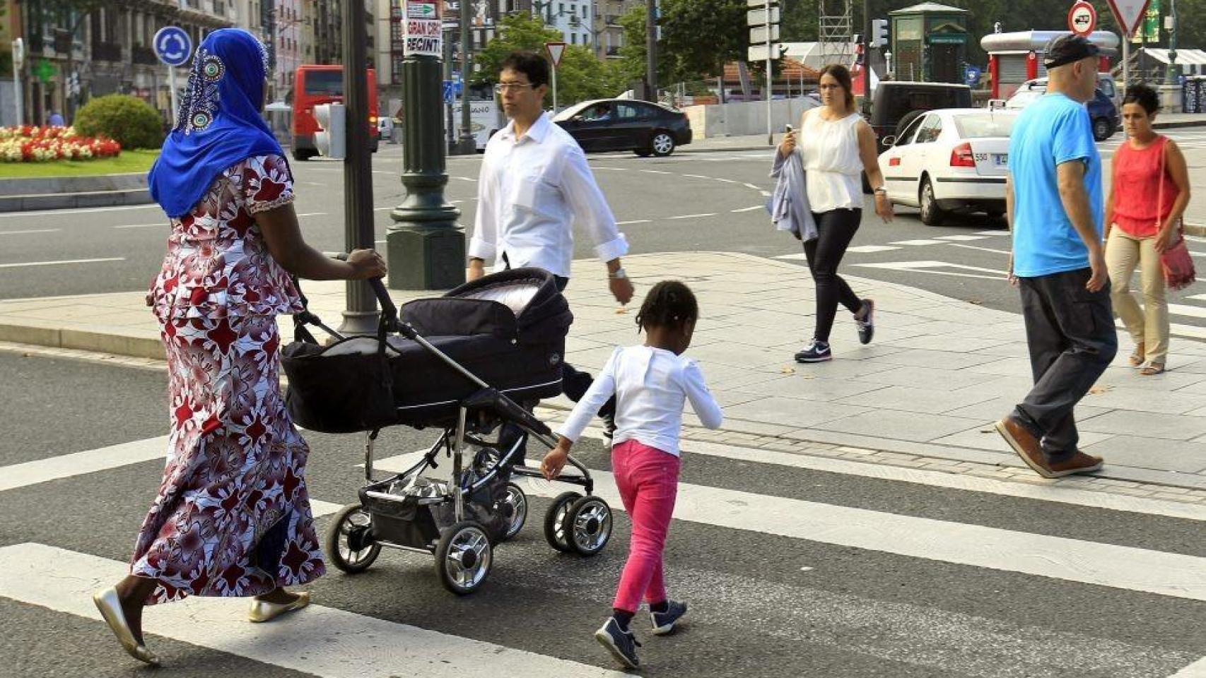 Los extranjeros empujan el padrón de Euskadi: 2.355 personas más en el segundo trimestre