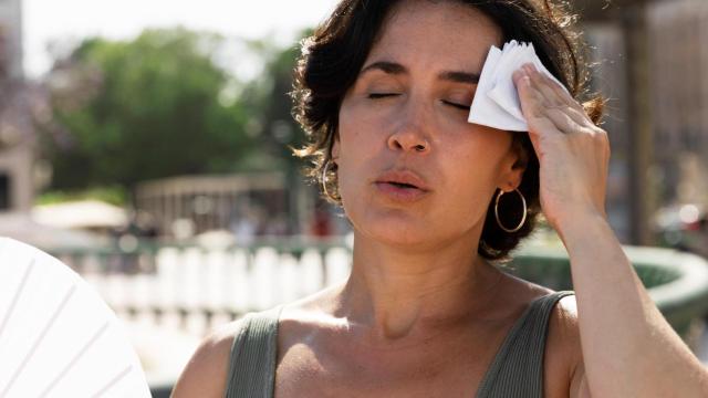 Mujer combatiendo la ola de calor / Freepik