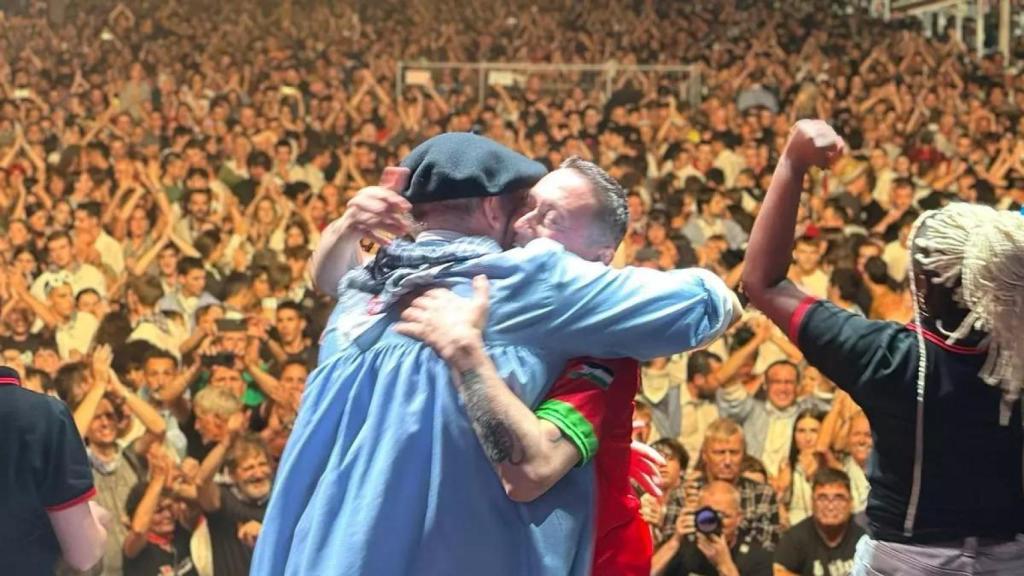 El celedón y Fermín Muguruza se funden en un abrazo y cantan el Sarri Sarri / Muguruza se funde en un abrazo con Celedón FERMÍN MUGURUZA