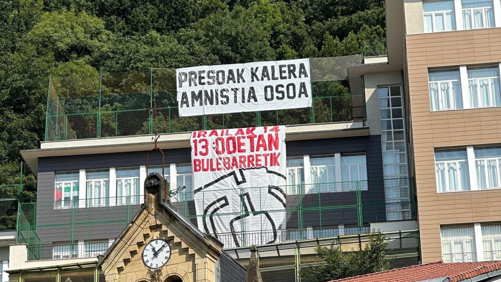 Denuncian carteles a favor de los presos de ETA en un colegio público en Donostia