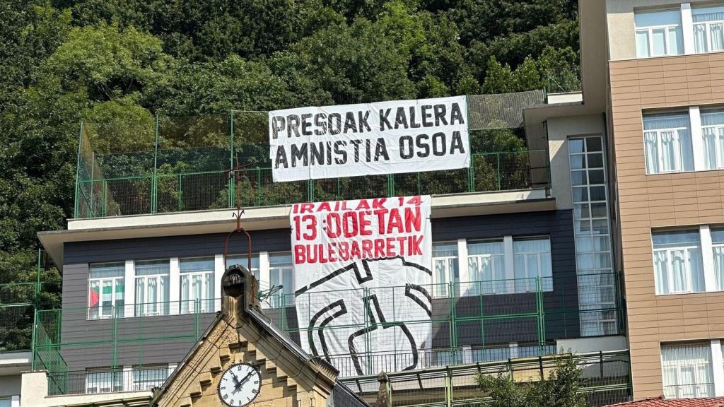 Carteles pidiendo la amnistía para los presos de ETA en una ikastola de San Sebastián