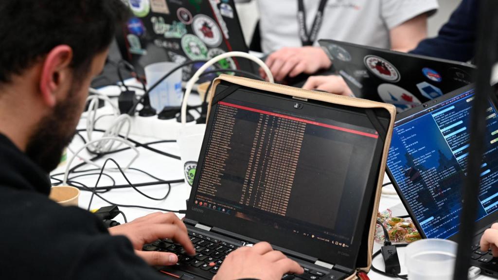 Trabajadores frente a un ordenador.