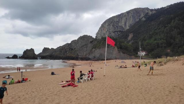 Desalojan una playa de Bizkaia para trasladar a una bañista en helicóptero a Cruces