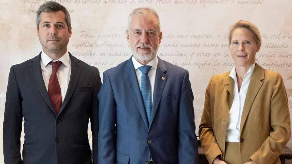 Los directivos de Statkraft, Barbara Flesche y Jos Miguel Ferrer, con el exlehendakari / CV