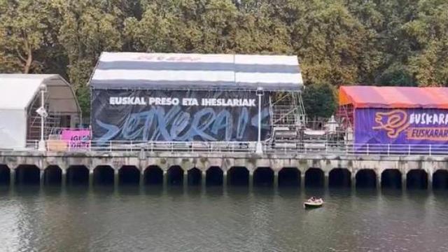 Txosna con pancarta de presos en Bilbao desplegada por la comparsa Txoribarrote