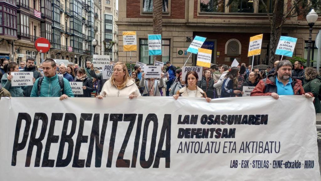 Concentración de sindicatos en Bilbao por el Día de la Seguridad y Salud en el Trabajo en una foto de archivo