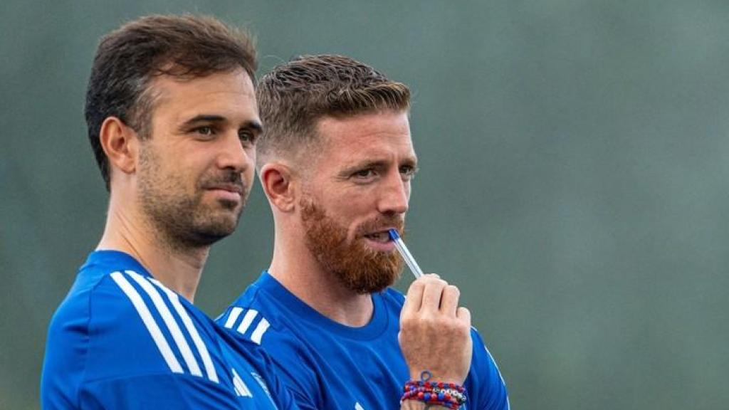 Muniain observa un entrenamiento como técnico del Derio.