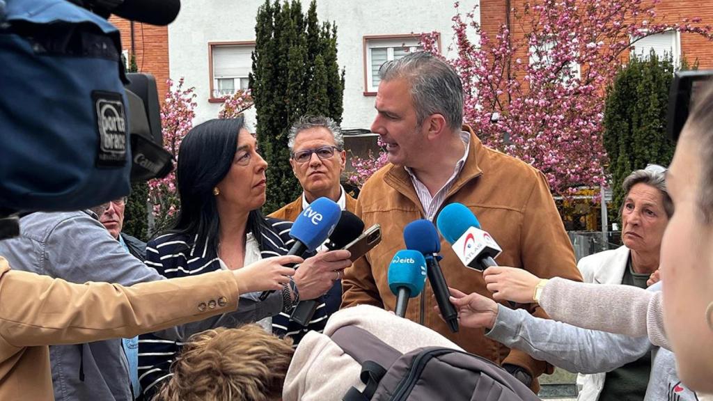 Javier Ortega Smith y Amaia Martínez durante la campaña electoral de las autonómica de 2024