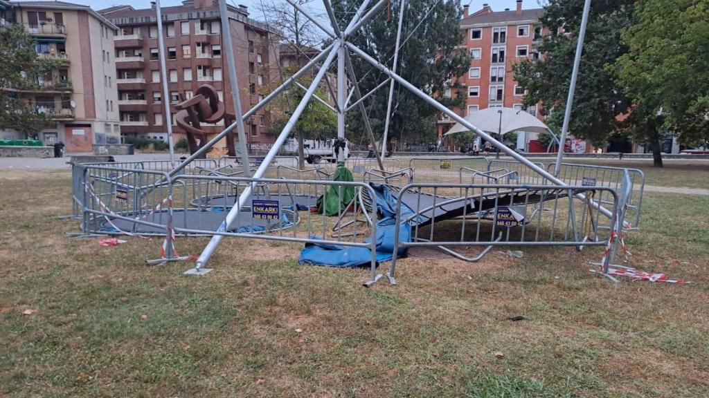 Caos en las fiestas de Amurrio: desconocidos vuelcan aseos portátiles y destrozan una barraca