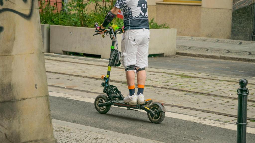 Detenido por darle un cabezazo al policía que le dio el alto por ir con patinete en sentido contrario