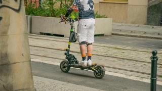 Detenido por darle un cabezazo al policía que le dio el alto por ir con patinete en sentido contrario